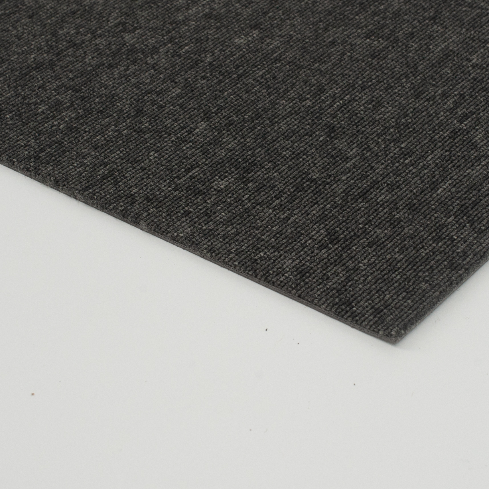 長方形のビニールの黒いカーペットのタイル