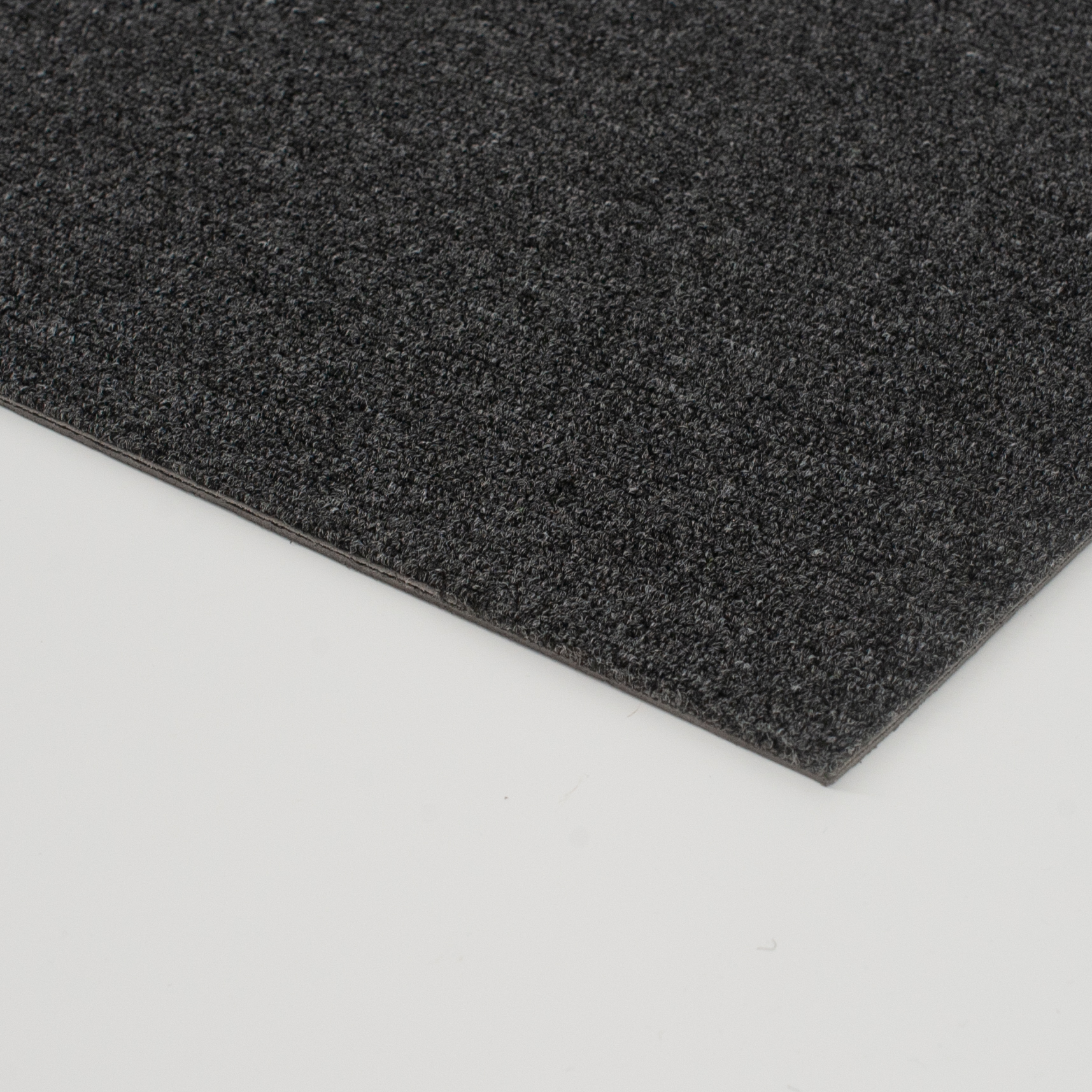 長方形のビニールの黒いカーペットのタイル